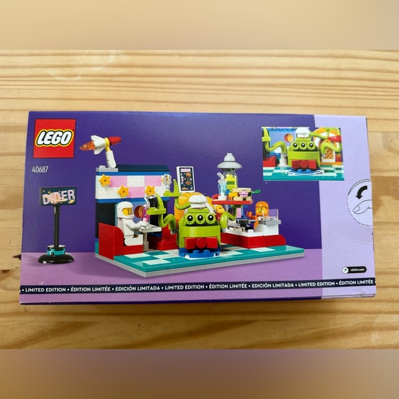 🆕 LE LEGO Alien Space Diner Set 40687 - Picture 6 of 7
